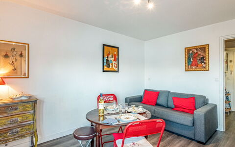 Hoche: Picture Frame, Furniture, Property, Table, Couch, Wood, Orange, Lighting, Interior Design, Flooring