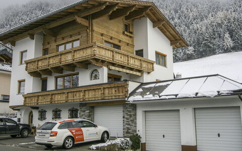 Haus Wurm: Wheel, Car, Building, Window, Property, Vehicle, Plant, Motor Vehicle