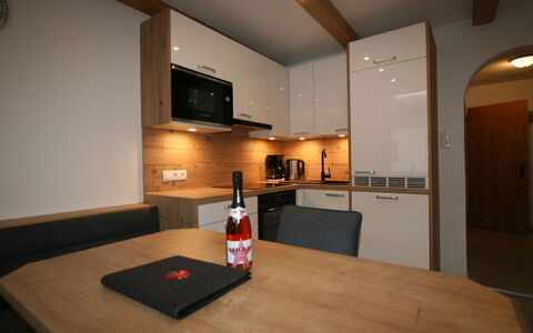 Fügen 806: Table, Property, Furniture, Cabinetry, Countertop, Bottle, Wood, Interior Design, Kitchen, Living Room