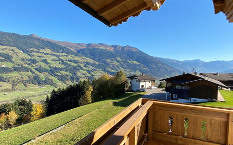 Manuel: Sky, Plant, Property, Daytime, Building, Ecoregion, Light, Mountain, Nature, Leaf