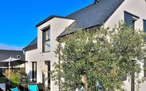 Villa Lanka: Plant, Building, Sky, Property, Window, Blue, Green, House, Land Lot, Architecture