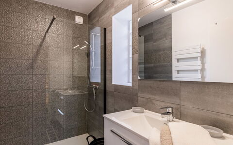 Villa Lanka: Mirror, Plumbing Fixture, Tap, Sink, Property, Bathroom Sink, Bathroom, Building, Shower Head