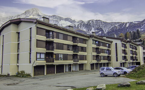 Le Prarion: Cloud, Sky, Building, Daytime, Property, Mountain, Window, Plant, Car, Vehicle