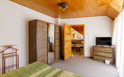 Küsz: Furniture, Property, Comfort, Wood, Building, Lighting, Interior Design, Orange, Floor, Flooring
