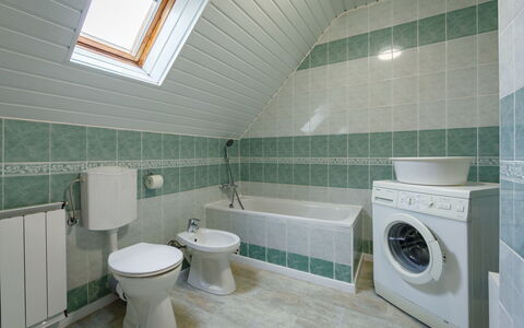 Küsz: Laundry Room, Property, Plumbing Fixture, Bathroom, Washing Machine, Clothes Dryer, Toilet, Interior Design, Building, Flooring