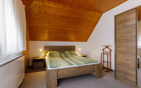 Küsz: Building, Furniture, Property, Comfort, Bed Frame, Wood, Bed, Floor, Shade, Flooring