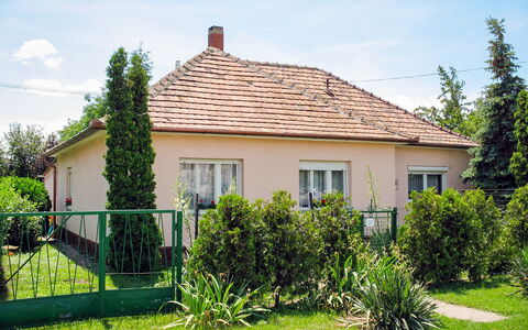 Nádor: Plant, Sky, Building, Window, Tree, Cloud, House, Land Lot, Cottage, Residential Area