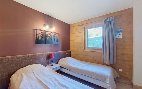 Les Menuires 660: Flooring, Floor, Wood, Ceiling, Furniture, Interior Design, Bedroom, Bed, Wood Flooring, Bed Sheet