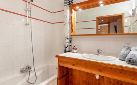 Marmottes A6: Mirror, Bathroom Cabinet, Tap, Plumbing Fixture, Property, Sink, Shower Head, Bathroom, Cabinetry, Black