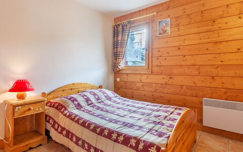 Marmottes A6: Furniture, Property, Comfort, Wood, Window, Interior Design, Textile, Bed Frame, Shade, Flooring