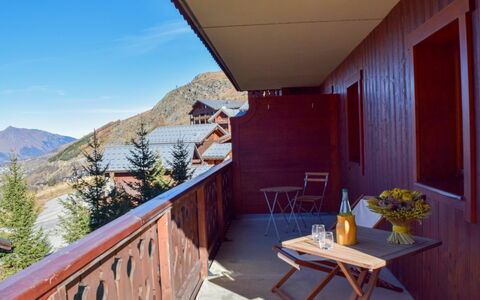 Marmottes A6: Building, Plant, Property, Sky, Flowerpot, Table, Azure, Wood, Mountain, Tree