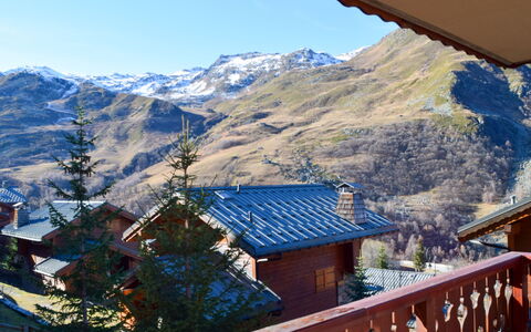 Marmottes A6: Sky, Daytime, Mountain, Property, Building, World, Nature, Wood, House, Natural Landscape