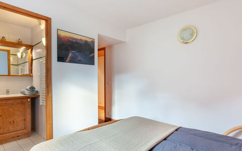 Marmottes A6: Building, Mirror, Furniture, Cabinetry, Azure, Comfort, Wood, House, Drawer