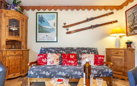 Marmottes A6: Picture Frame, Furniture, Property, Cabinetry, Blue, Couch, Wood, Interior Design, Lighting, Textile