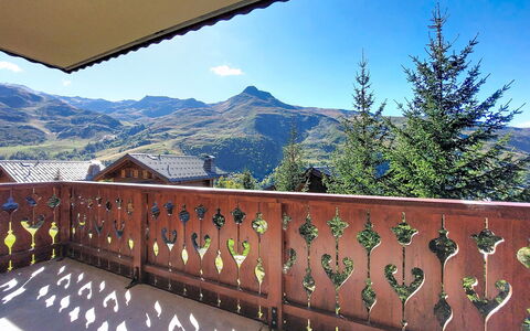 Les Menuires 660: Mountain Range, Balcony, Valley, Ridge, Alps, Hill Station, Wood Stain, Baluster, Massif, Hardwood