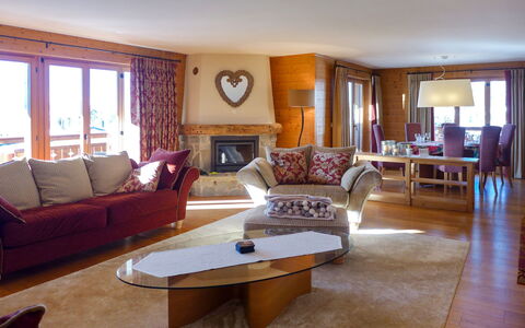 Villars 171: Furniture, Table, Couch, Building, Comfort, Wood, Picture Frame, Chair, Lamp, Studio Couch