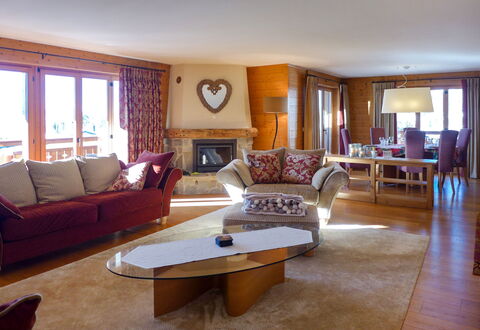 Villars 171: Furniture, Table, Couch, Building, Comfort, Wood, Picture Frame, Chair, Lamp, Studio Couch