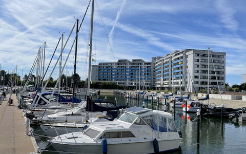 Damp 660: Cloud, Sky, Boat, Water, Watercraft, Building, Vehicle, Body Of Water, Naval Architecture, Mast