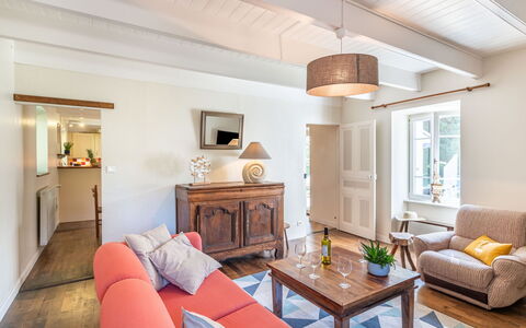 Ti Ar Stang: Table, Furniture, Couch, Comfort, Picture Frame, Azure, Wood, Pillow, Interior Design, Building
