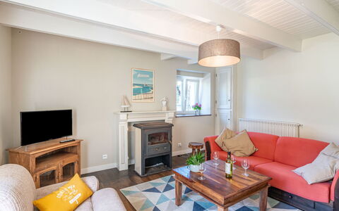 Ti Ar Stang: Couch, Table, Furniture, Property, Wood, Comfort, Building, Living Room, Interior Design, Lighting