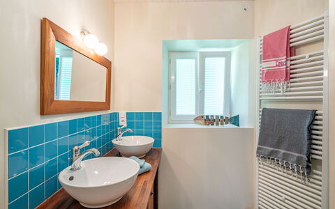 Ti Ar Stang: Mirror, Tap, Plumbing Fixture, Property, Sink, Bathroom Sink, Bathroom, Bathroom Cabinet, Azure