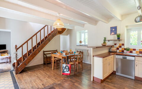Ti Ar Stang: Table, Furniture, Property, Chair, Wood, Interior Design, Lighting, Building, Flooring, Floor