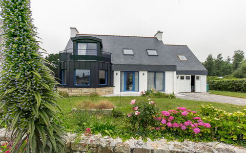 La Grève Bleue: Flower, Plant, Sky, Property, Window, Building, House, Land Lot, Tree, Vegetation