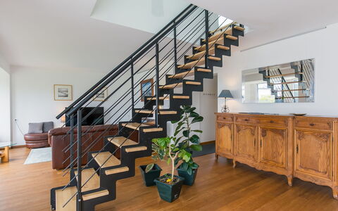 La Grève Bleue: Property, Plant, Wood, Houseplant, Architecture, Stairs, Interior Design, Building, Flowerpot