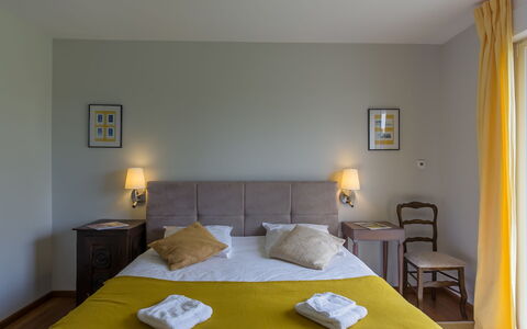 La Grève Bleue: Property, Furniture, Building, Comfort, Wood, Textile, Shade, Bed, Architecture