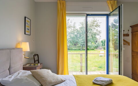 La Grève Bleue: Property, Building, Window, Comfort, Shade, Wood, Interior Design, Yellow, Bed Frame