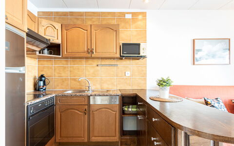 Empuriabrava 666: Brown, Countertop, Cabinetry, Kitchen Sink, Furniture, Sink, Property, Building, Tap, Plant