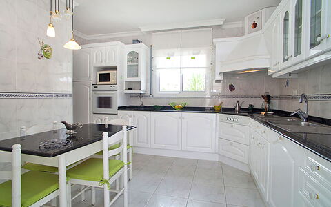 Mys: Countertop, Cabinetry, Furniture, Kitchen Sink, Sink, Kitchen, Kitchen Stove, Tap, Kitchen Appliance, Interior Design