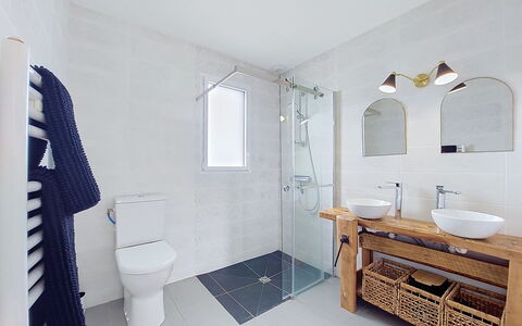 Les Lagons du Lividic: Plumbing Fixture, Bathroom, Flooring, Floor, Interior Design, Sink, Toilet, Bathroom Cabinet, Bathroom Sink, Tap