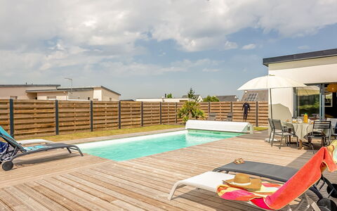 Les Lagons du Lividic: Cloud, Sky, Furniture, Property, Water, Swimming Pool, Chair, Outdoor Furniture, Wood, Shade