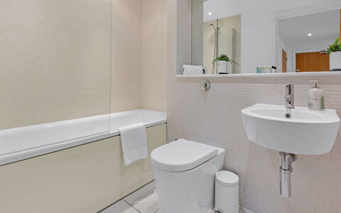 Canary Wharf 302: Bathroom, Interior Design, Flooring, Plumbing Fixture, Floor, Toilet, Plumbing, Bathtub, Tap, Sink