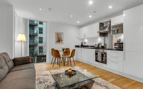 Canary Wharf 302: Shrub, Garden, Residential Area, Plant Community, Land Lot, Groundcover, Landscaping, Backyard, Yard