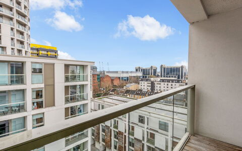 Canary Wharf 302: Daytime, Building, Apartment, Urban Area, Residential Area, Architecture, Metropolitan Area, Condominium, Composite Material