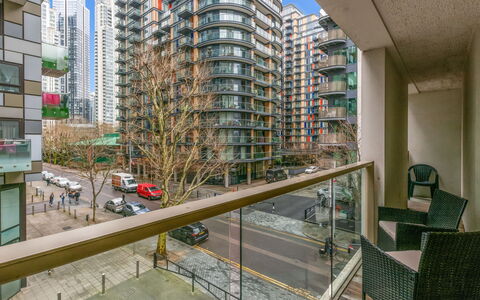 Canary Wharf 302: Shrub, Garden, Residential Area, Plant Community, Land Lot, Groundcover, Landscaping, Backyard, Yard