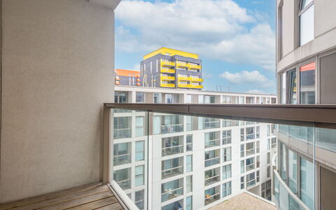 Canary Wharf 302: Apartment, Architecture, Composite Material, Glass, Condominium, Commercial Building, Concrete, Balcony, Daylighting