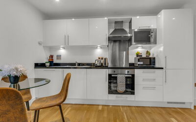 Accommodation:&nbsp;Lanterns Court 2 302.2