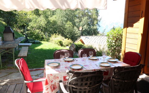 L'Aïeul: Table, Furniture, Property, Plant, Chair, Outdoor Table, Building, Tablecloth, Shade, Outdoor Furniture