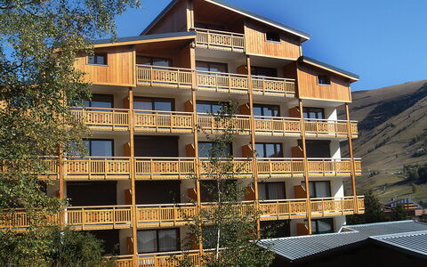 Le Super Venosc: Building, Sky, Daytime, Property, Window, Architecture, Urban Design, Wood, Condominium, Tree