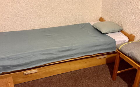 Le Super Venosc: Furniture, Wood, Flooring, Floor, Room, Wood Stain, Comfort, Hardwood, Linens, Bed