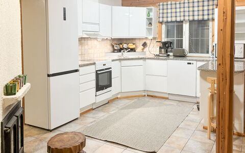 Tahkontupa: Kitchen, Interior Design, Kitchen Appliance, Countertop, Flooring, Cabinetry, Wood, Furniture, Major Appliance, Ceiling