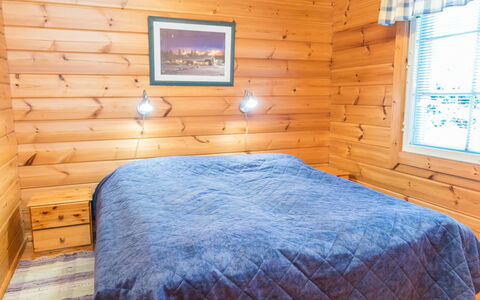 Tahkontupa: Wood, Ceiling, Floor, Flooring, Wood Stain, Hardwood, Bedroom, Plank, Room, Bed