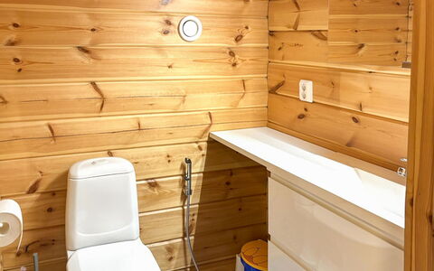 Tahkontupa: Toilet Seat, Flooring, Wood, Toilet, Floor, Plumbing Fixture, Interior Design, Bathroom, Plumbing, Room