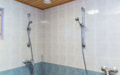 Tahkontupa: Plumbing Fixture, Shower Head, Flooring, Bathroom, Shower, Plumbing, Shower Bar, Floor, Tap, Shower Panel