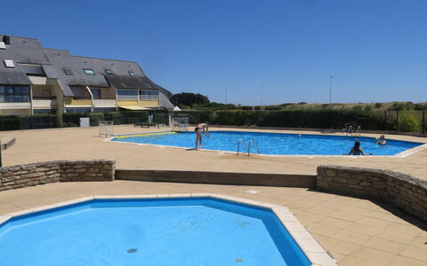 Belle Vue Mer et Piscine: Water, Sky, Property, Swimming Pool, Building, Azure, Rectangle, Plant, Leisure
