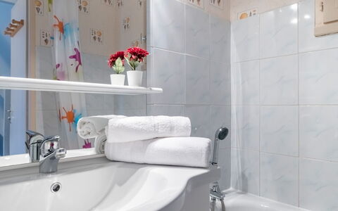Belle Vue Mer et Piscine: Tap, Bathtub, Plumbing Fixture, Property, White, Sink, Mirror, Bathroom, Azure, Purple