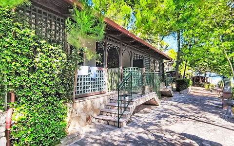 Happy Easy: Shade, Garden, Fence, Outdoor Structure, Yard, Flagstone, Outdoor Furniture, Backyard, Walkway, Eco Hotel